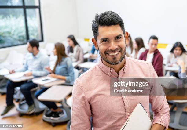 glücklicher mensch in einem klassenzimmer mit einer gruppe von studenten - dozent mann vortrag stock-fotos und bilder