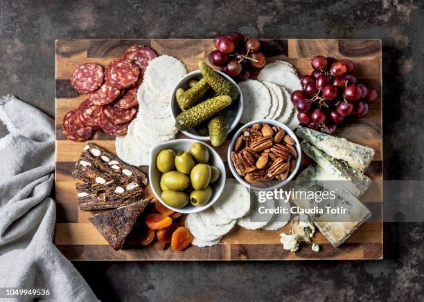 cheese board - sliced pickles stockfoto's en -beelden