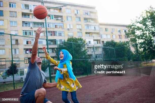 basketball spielen mit tochter vater - hijab girl stock-fotos und bilder