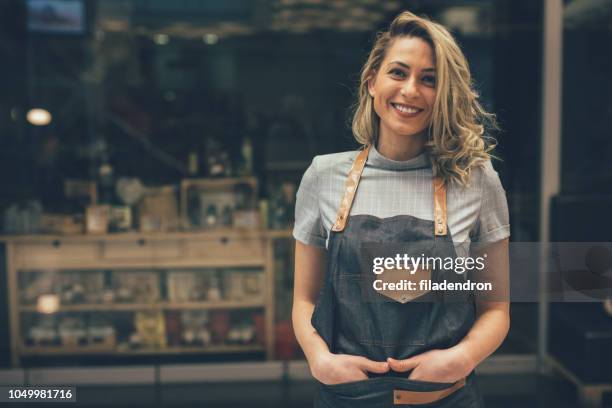 porträt von smiling cafeteria besitzer - apron woman stock-fotos und bilder