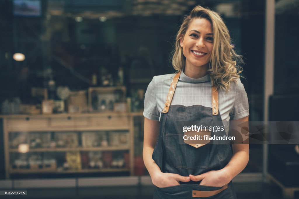 Retrato de sonriente dueño de cafetería