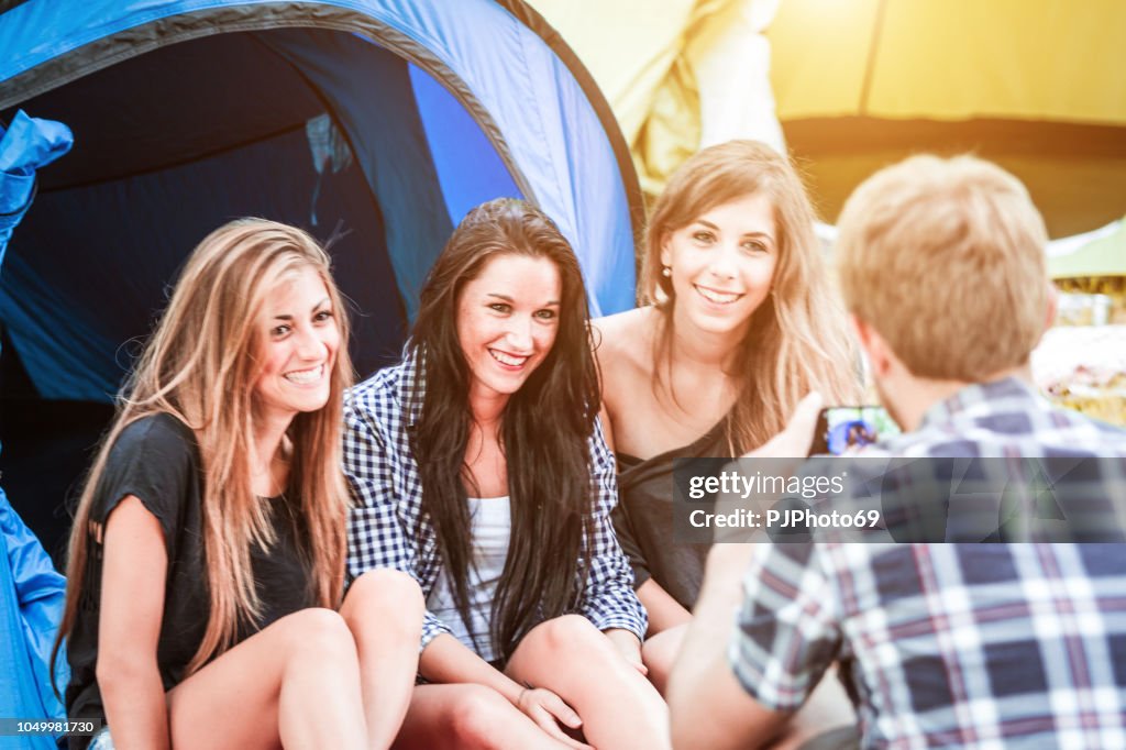日光キャンプ場に写真を撮る友人のグループ
