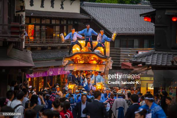 dra stora paraden float på tekomai parad i narita gion matsuri festival - narita bildbanksfoton och bilder