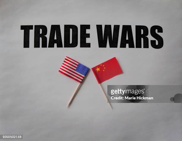 trade wars with u.s flag and chinese flag. - us china trade war - fotografias e filmes do acervo