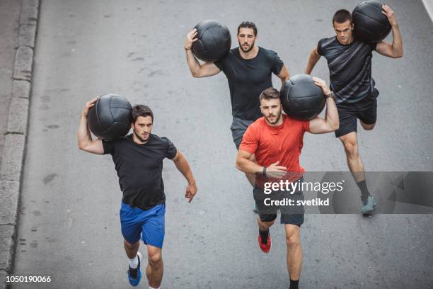 cross fit op straat - crossfit stockfoto's en -beelden