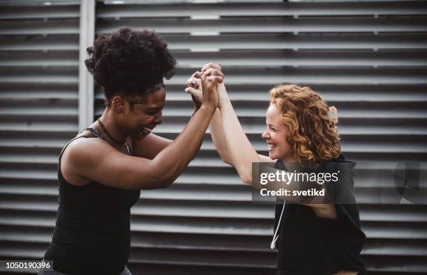 sterke vrouwen - mixed race woman stockfoto's en -beelden