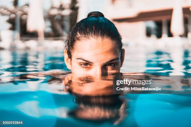 mujer joven nadar en la piscina - cutis claro fotografías e imágenes de stock