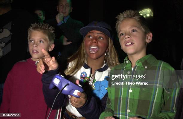 Lil' Kim and Cole Sprouse and Dylan Sprouse playing Nintendo