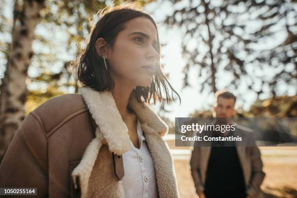 problemas de relacionamento, parque outono - sem esperança - fotografias e filmes do acervo