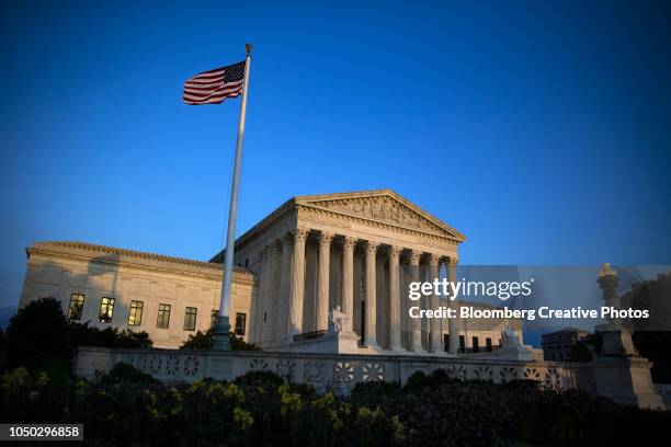 the u.s. supreme court building stands in washington - us supreme court fotografías e imágenes de stock