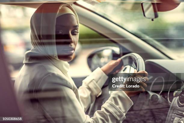 wunderschöne muslimische frau tragen hijab - arab driving stock-fotos und bilder
