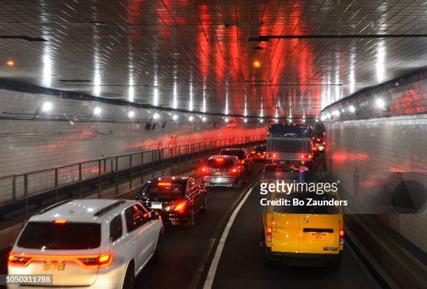 traveling throught the lincoln tunnel from weehawken, new jersey to manhattan, nyc. - lincoln tunnel stockfoto's en -beelden