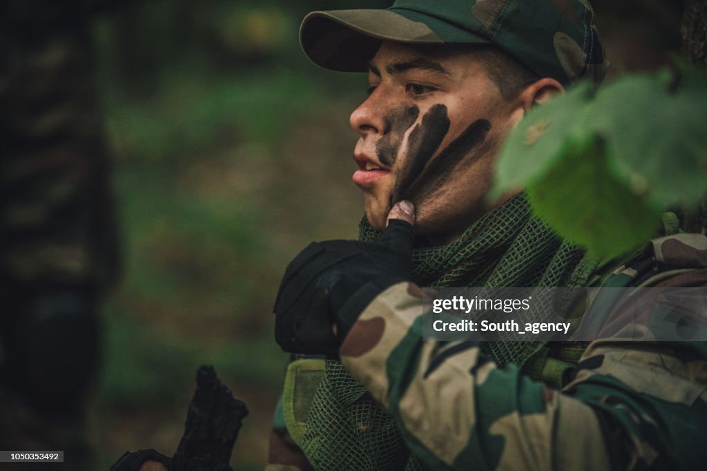 Homem do exército se preparando para a guerra