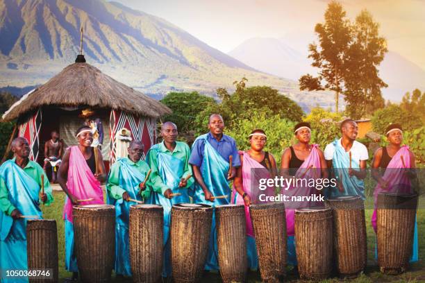 dorfbewohner, die traditionelle musik - ruanda stock-fotos und bilder