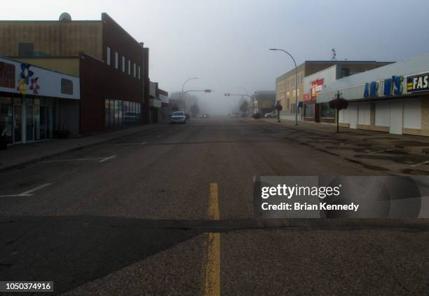 foggy downtown westlock alberta - localidad pequeña fotografías e imágenes de stock