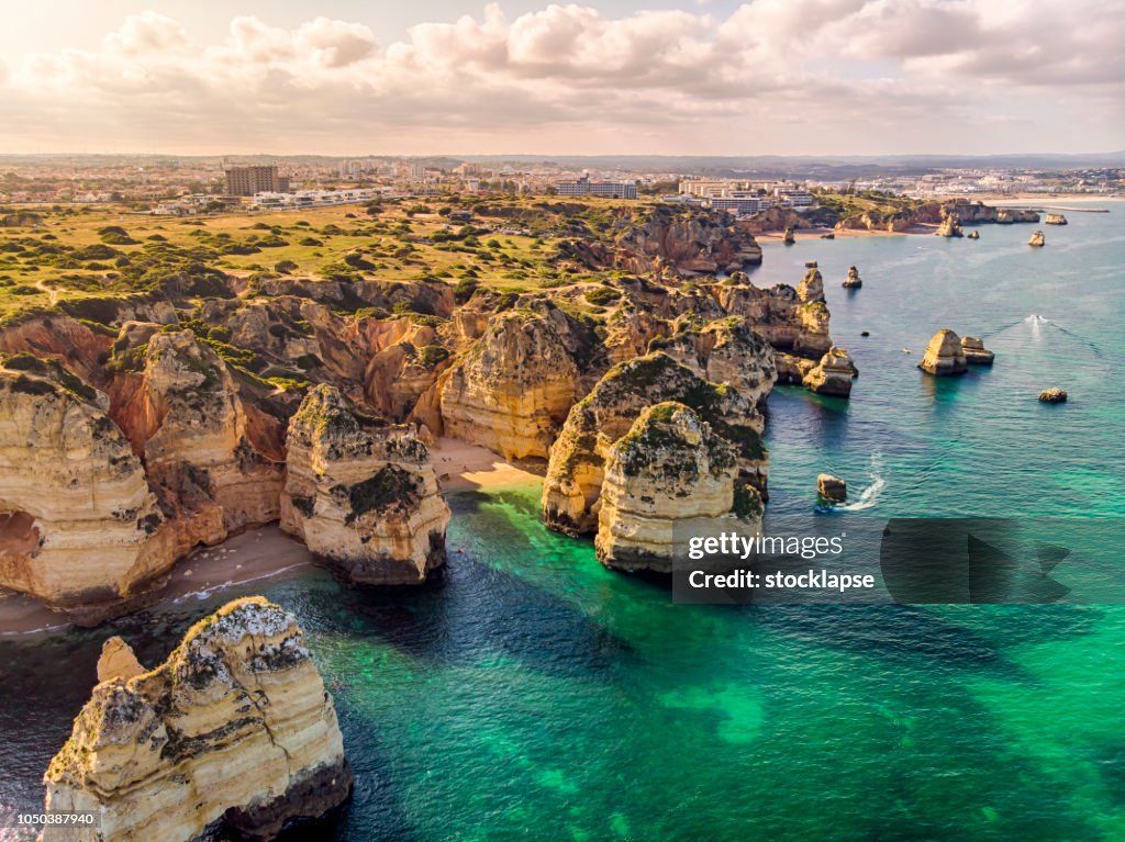 Luftaufnahme der Ponta da Piedade Klippen an der Algarve, Portugal