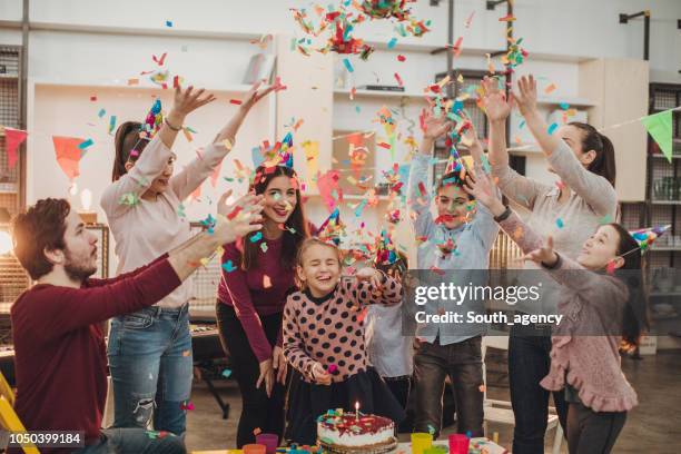 fiesta de cumpleaños para niños - vela de cumpleaños fotografías e imágenes de stock