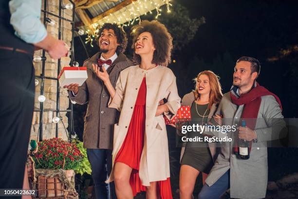 gelukkige jonge mensen glimlachen - gast stockfoto's en -beelden