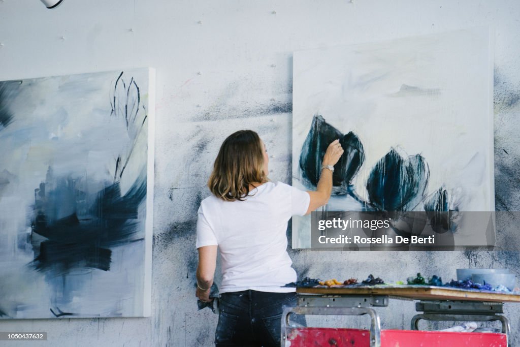 アート スタジオで女性絵画キャンバス