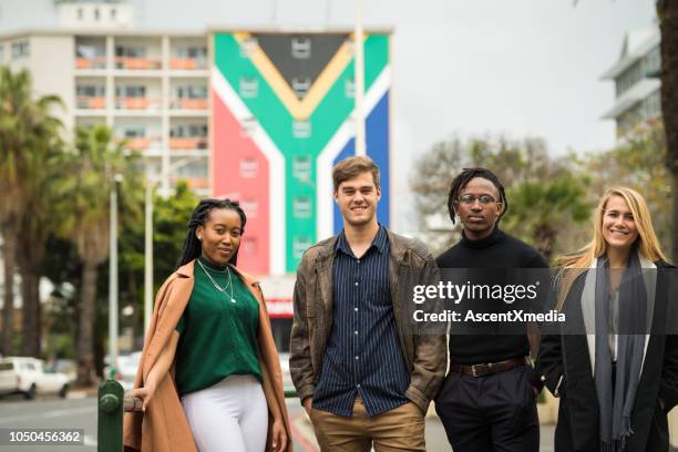 groupe de succès jeunes entrepreneurs africains - culture sud africaine photos et images de collection