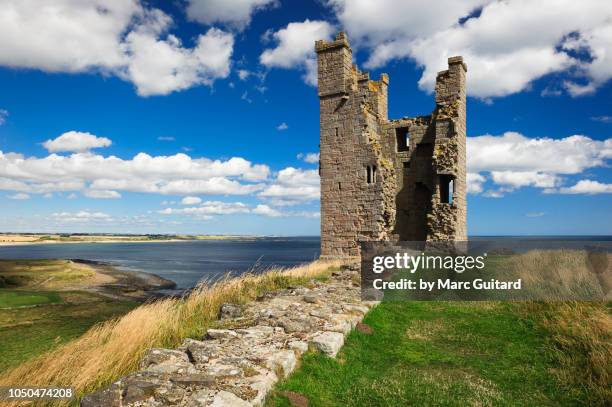 lilburn tower, dunstanburgh castle, northumberland, england - northumberland foto e immagini stock