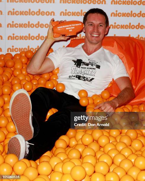 Rove McManus poses with the award for Awesome Aussie during the Australian Nickelodeon Kids' Choice Awards 2010 at the Sydney Entertainment Centre on...