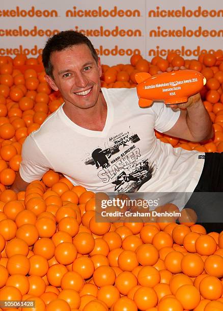 Rove McManus poses with the award for Awesome Aussie during the Australian Nickelodeon Kids' Choice Awards 2010 at the Sydney Entertainment Centre on...