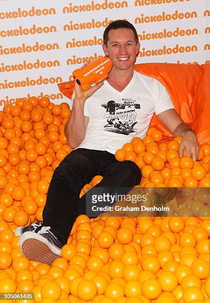 Rove McManus poses with the award for Awesome Aussie during the Australian Nickelodeon Kids' Choice Awards 2010 at the Sydney Entertainment Centre on...