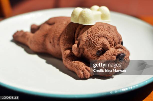 animal shaped cake - pug cake - soirée mousse stock-fotos und bilder