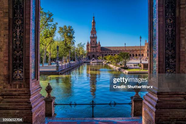 oude historische gebouwen in de plaza de espana in sevilla spanje - granada spanje stockfoto's en -beelden