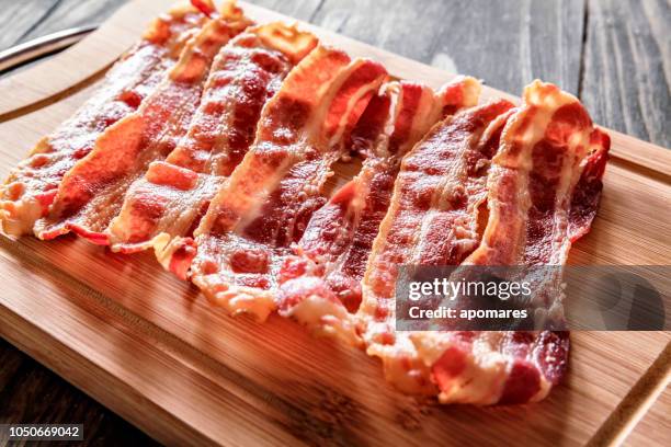 geroosterde spek op snijplank - bacon stockfoto's en -beelden