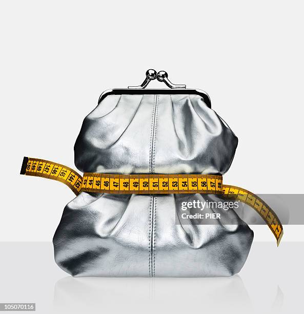 purse with measuring tape around it - avareza - fotografias e filmes do acervo