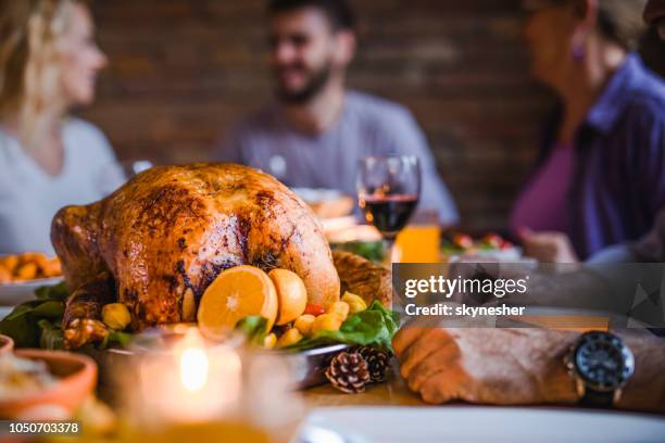 close-up van geroosterde turkije op familie ' eettafel. - thanksgiving food stockfoto's en -beelden