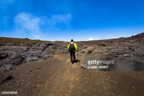 wandern durch die lavafelder des piton de la fournaise, insel la réunion - la réunion stock-fotos und bilder