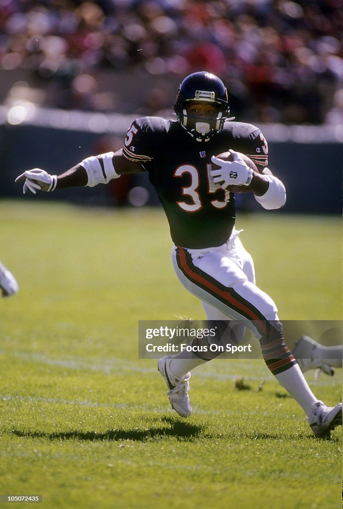 Running Back Neal Anderson of the Chicago Bears carries the ball ...
