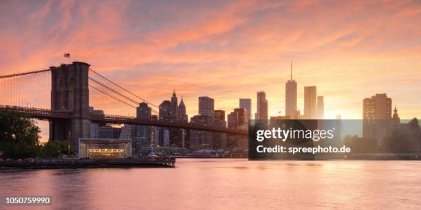 new york city, brooklyn bridge skyline panorama - nyc building sun ストックフォトと画像