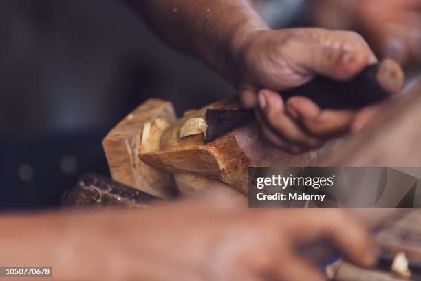 close-up of wood being manufactured by hand. hoi an, quang nam, vietnam. - 雕刻品 個照片及圖片檔