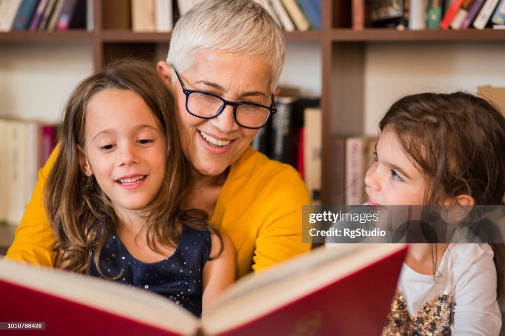 Oude vrouw aflezing en kleindochters
