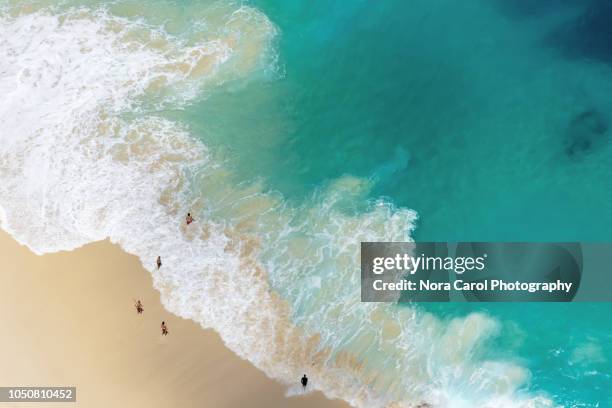 aerial view of turquoise water and beach at nusa penida island - indonesia surfing imagens e fotografias de stock