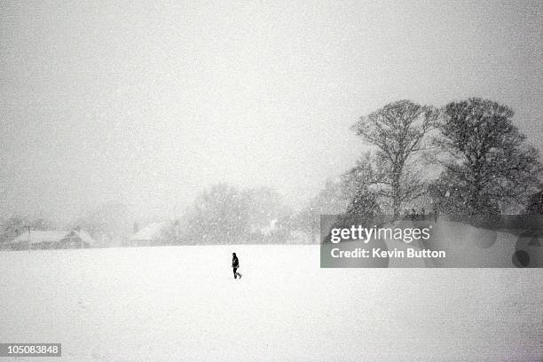 through the snow - ashford kent ストックフォトと画像