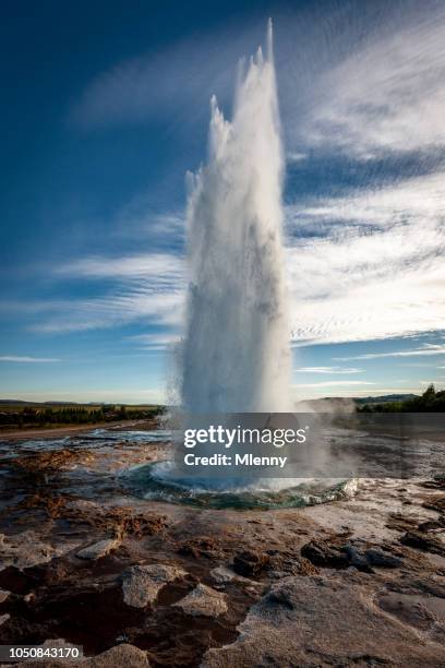 strokkur geiser tot uitbarsting haukadalur ijsland - geiser stockfoto's en -beelden