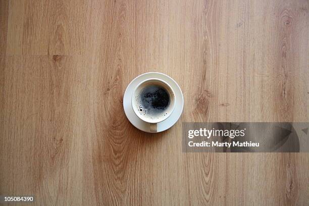 coffee - holztisch stock-fotos und bilder