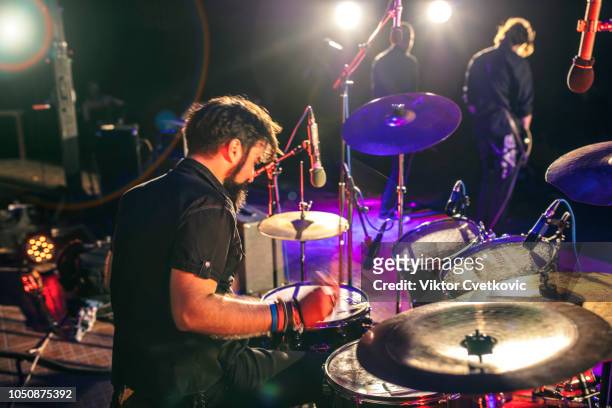 舞臺上的搖滾樂鼓手 - drummer 個照片及圖片檔