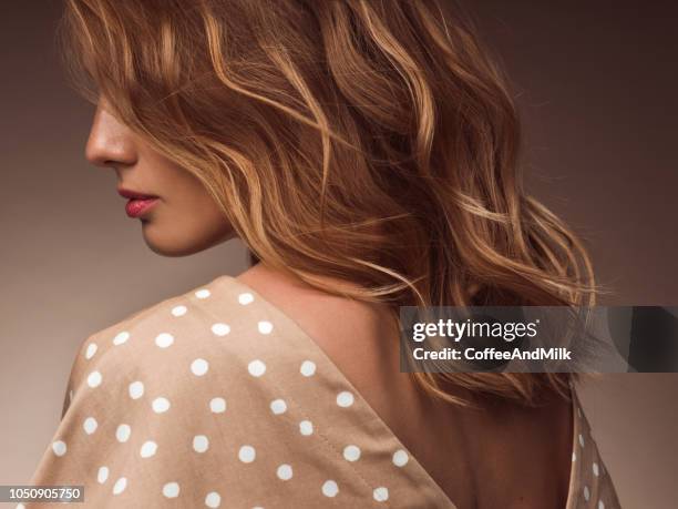 hermosa mujer con pelo rojo - cabello humano fotografías e imágenes de stock