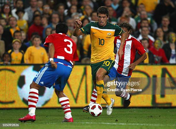 Harry Kewell of Australia pushes forward during the friendly match between the Australian Socceroos and Paraguay at the Sydney Football Stadium on...