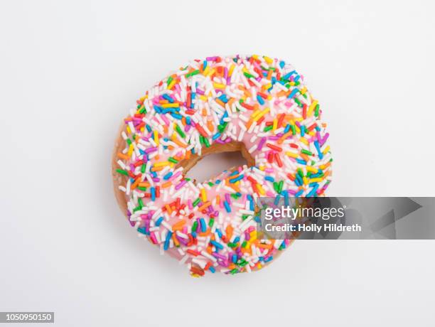 donut on white - gekleurde hagelslag stockfoto's en -beelden