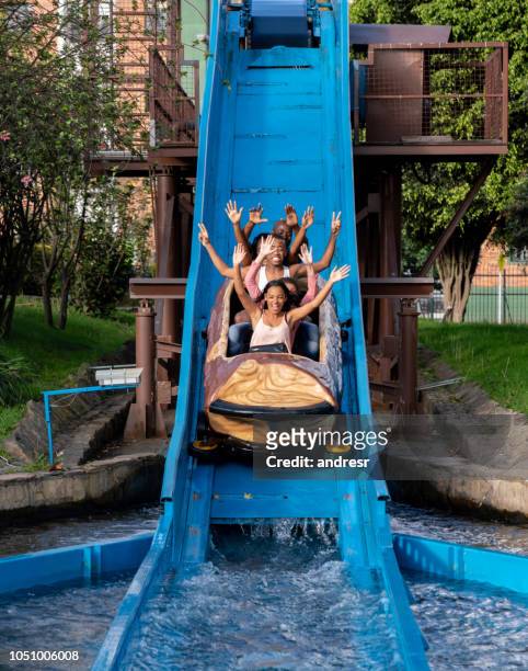famiglia felice che si diverte in un giro in acqua in un parco divertimenti - acquapark foto e immagini stock