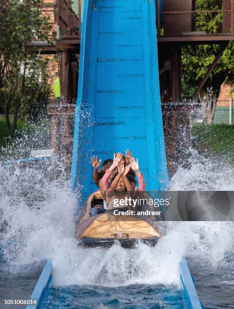 mensen plezier op een water rijden bij een pretpark - pretpark stockfoto's en -beelden