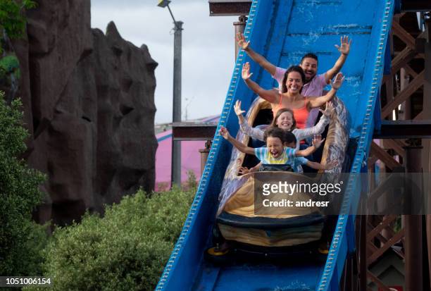 lyckliga familjen ha roligt i en nöjesfält - rollercoaster kids bildbanksfoton och bilder