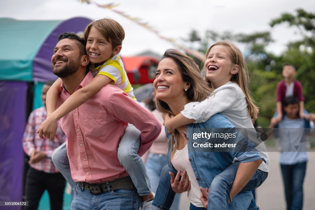 Familia feliz divertirse en un parque de diversiones
